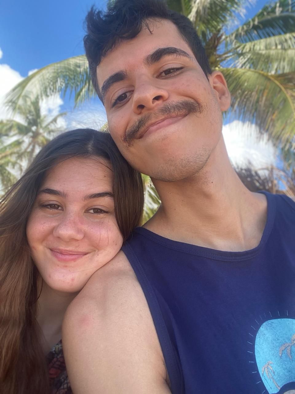 Selfie na praia com coqueiros